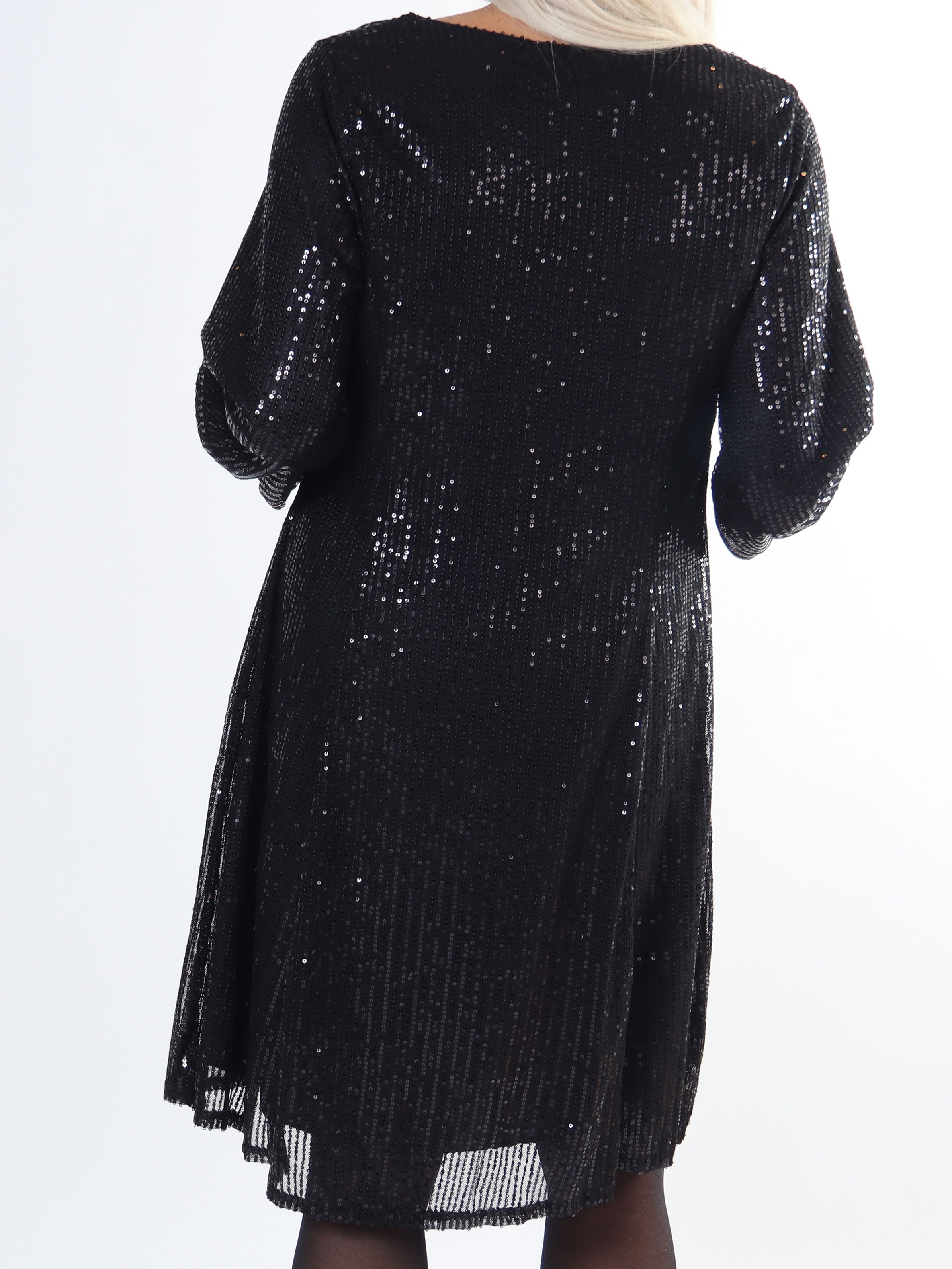 Maj Glitter L/S - Sød plus size paillet kjole der går ud i A facon